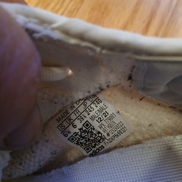 Yeezy Boost 350 V2 Bone Comfort/Athletic Shoes Size 6.5 Men/8 Women Runs Small G - Picture 8 of 9